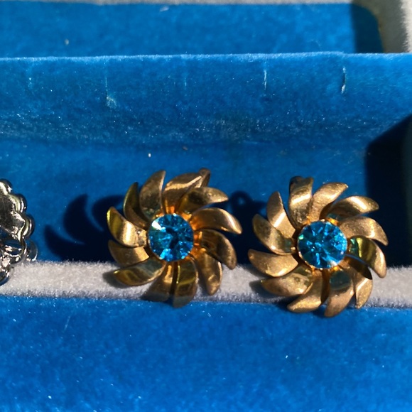 ANTIQUE EARRINGS. SET OF 2 screw on earrings. Brilliant blue stones. - Picture 2 of 9